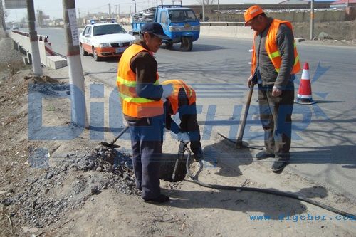 人工風鎬破碎路面